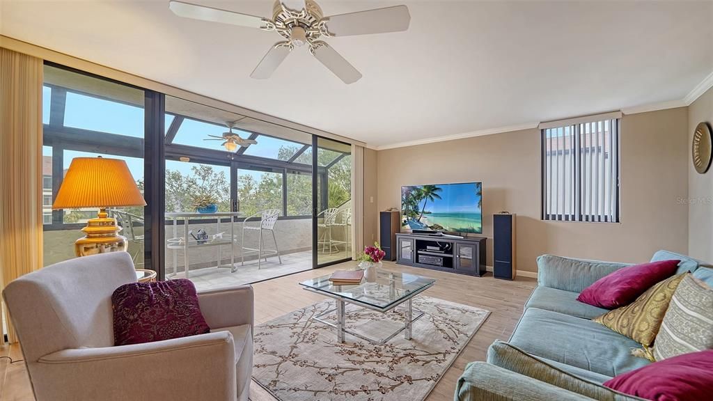 For Sale: $699,000 (2 beds, 2 baths, 1387 Square Feet)