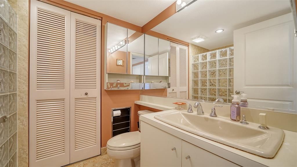 For Sale: $699,000 (2 beds, 2 baths, 1387 Square Feet)