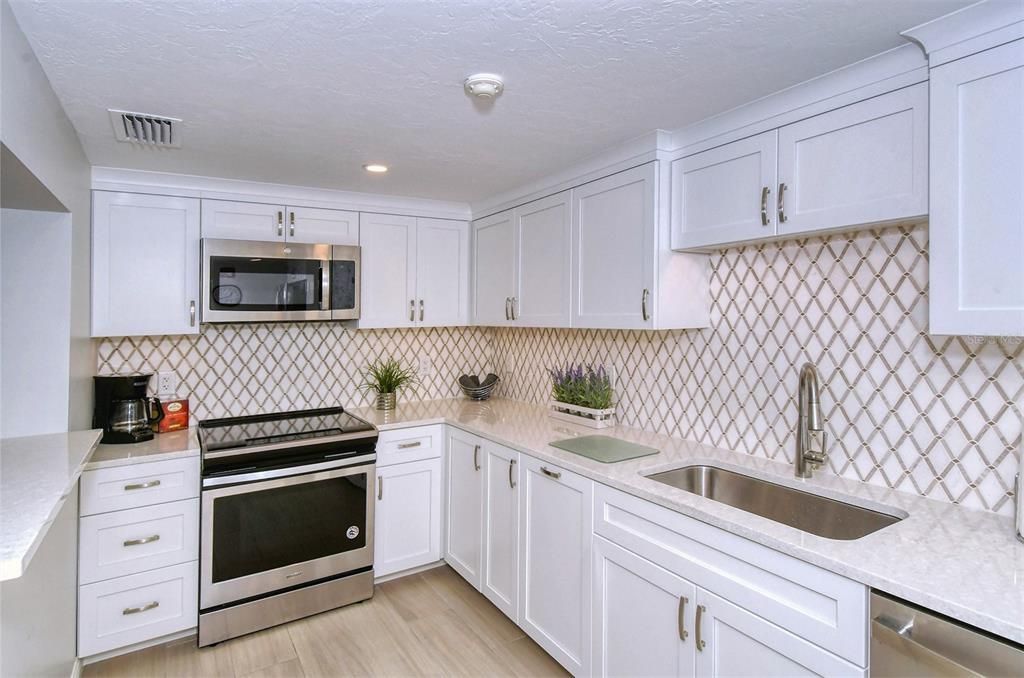 For Sale: $699,000 (2 beds, 2 baths, 1387 Square Feet)