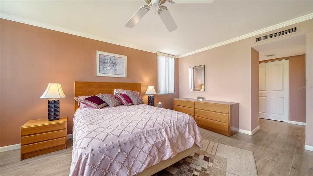 For Sale: $699,000 (2 beds, 2 baths, 1387 Square Feet)