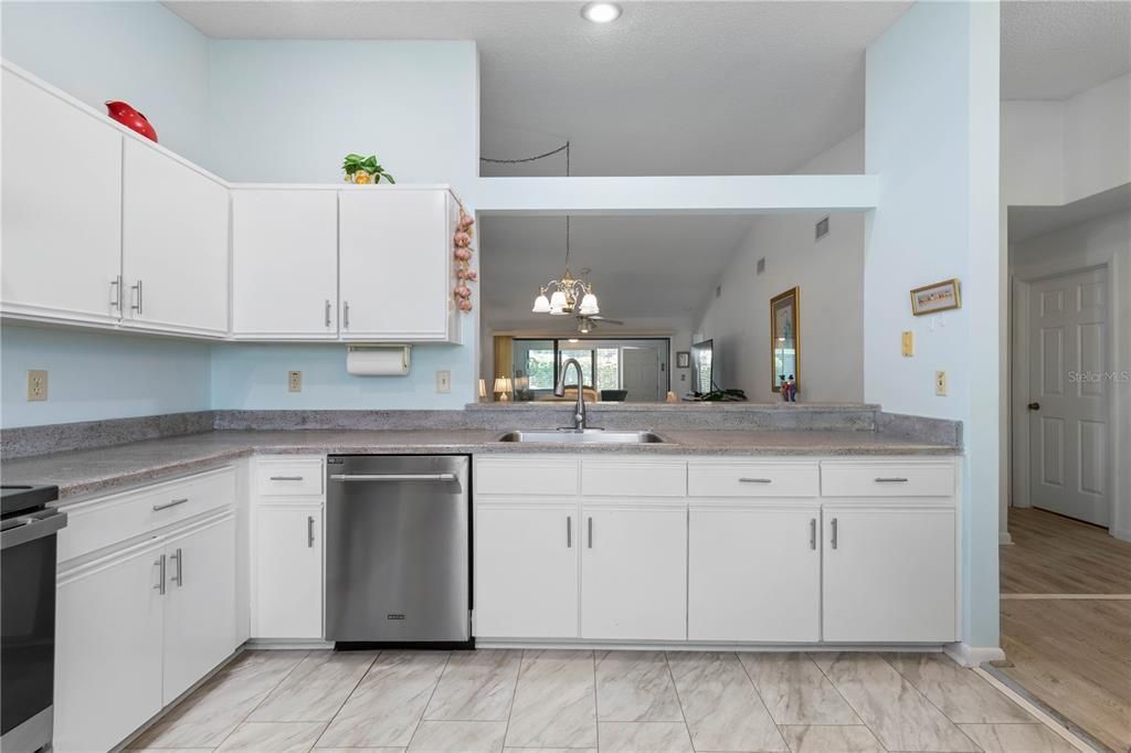 For Sale: $269,000 (2 beds, 2 baths, 1226 Square Feet)