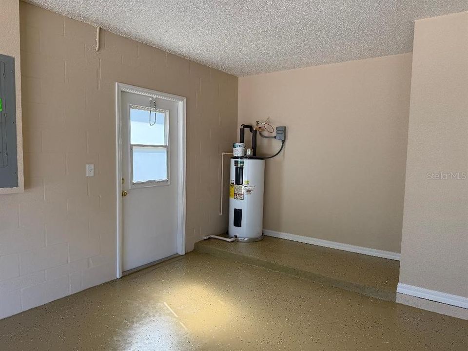 For Sale: $339,900 (3 beds, 2 baths, 1976 Square Feet)