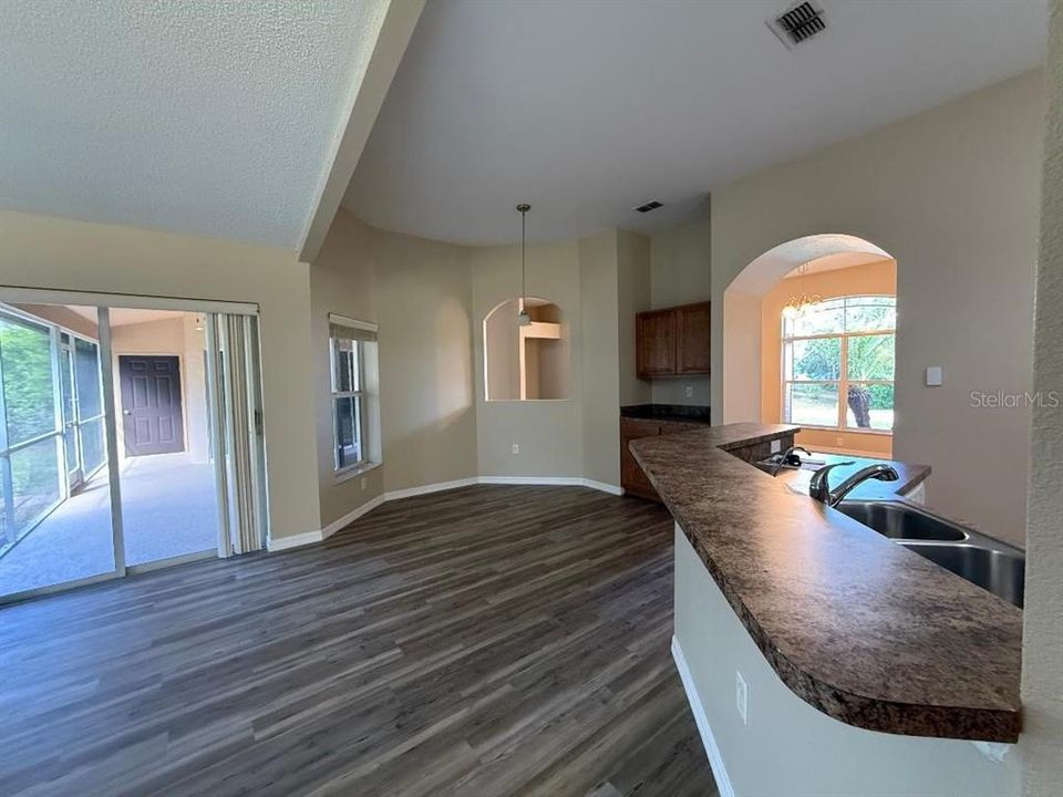 For Sale: $339,900 (3 beds, 2 baths, 1976 Square Feet)