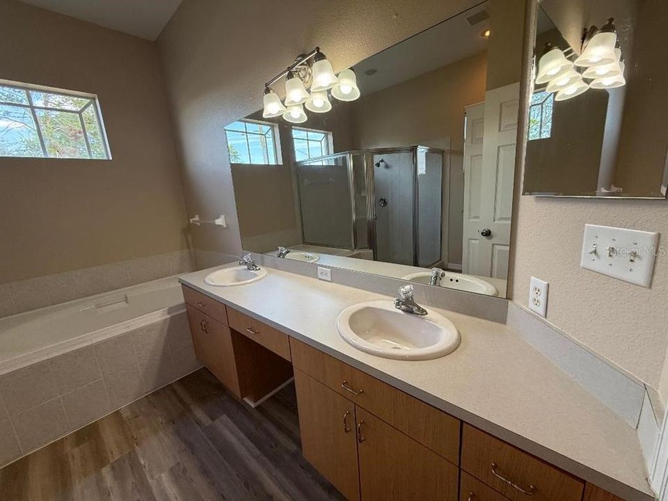 For Sale: $339,900 (3 beds, 2 baths, 1976 Square Feet)