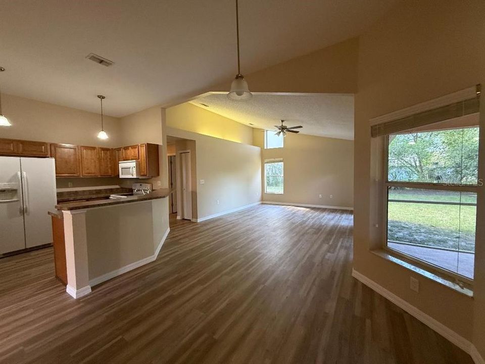 For Sale: $339,900 (3 beds, 2 baths, 1976 Square Feet)