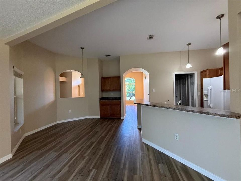 For Sale: $339,900 (3 beds, 2 baths, 1976 Square Feet)