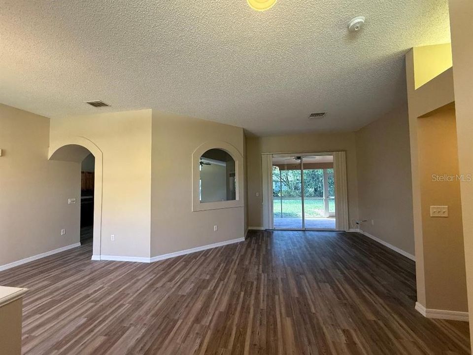 For Sale: $339,900 (3 beds, 2 baths, 1976 Square Feet)