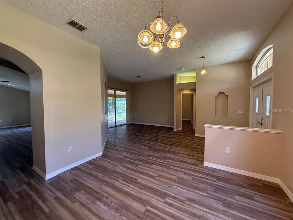 For Sale: $339,900 (3 beds, 2 baths, 1976 Square Feet)