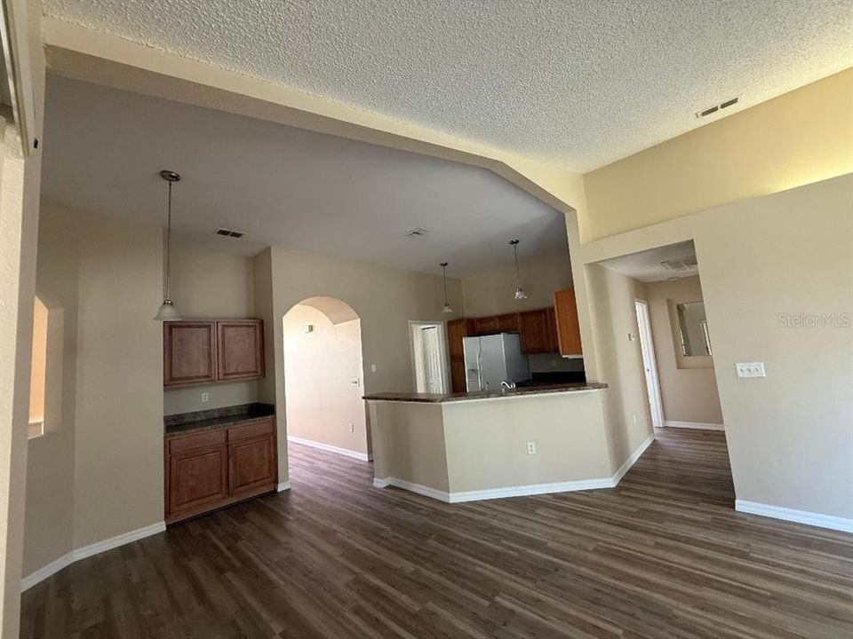 For Sale: $339,900 (3 beds, 2 baths, 1976 Square Feet)