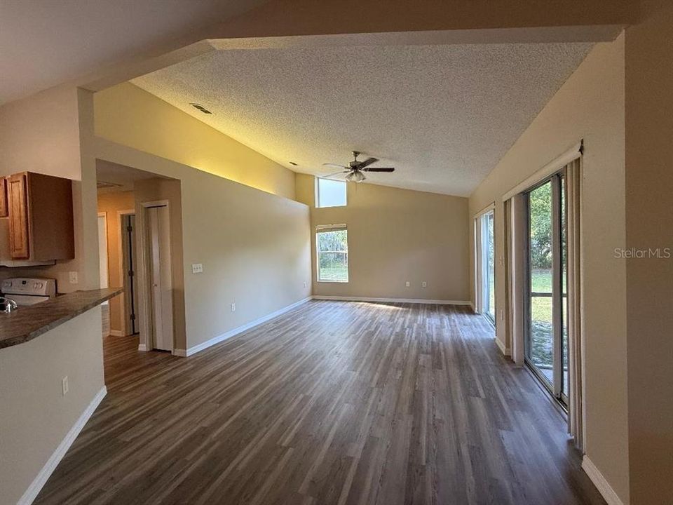 For Sale: $339,900 (3 beds, 2 baths, 1976 Square Feet)