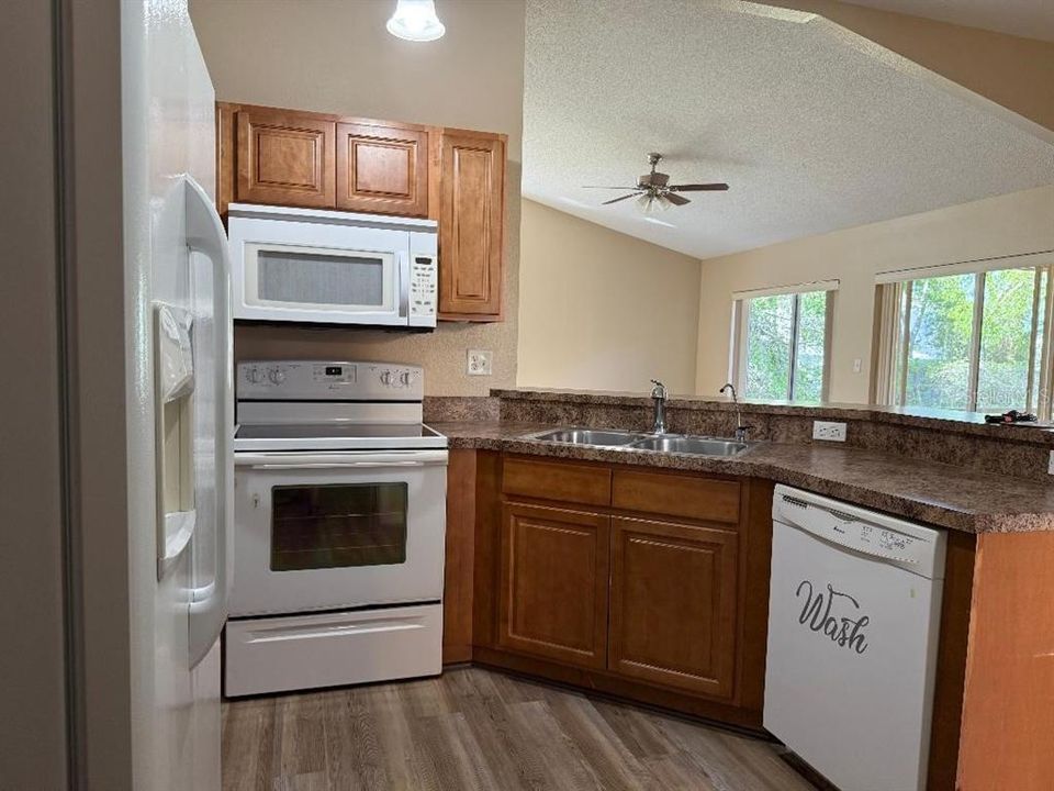 For Sale: $339,900 (3 beds, 2 baths, 1976 Square Feet)