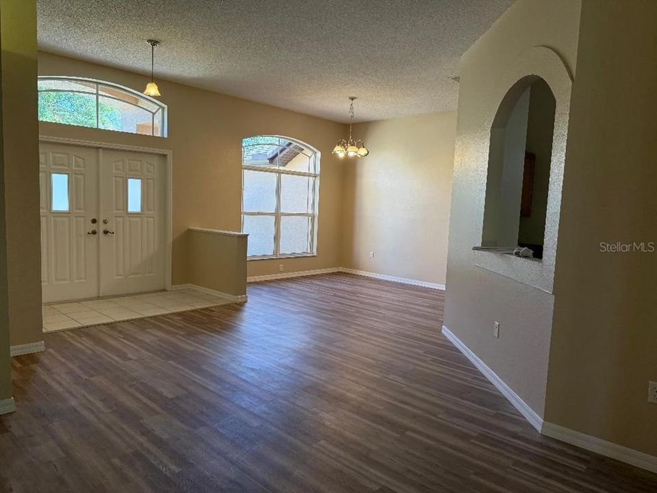 For Sale: $339,900 (3 beds, 2 baths, 1976 Square Feet)