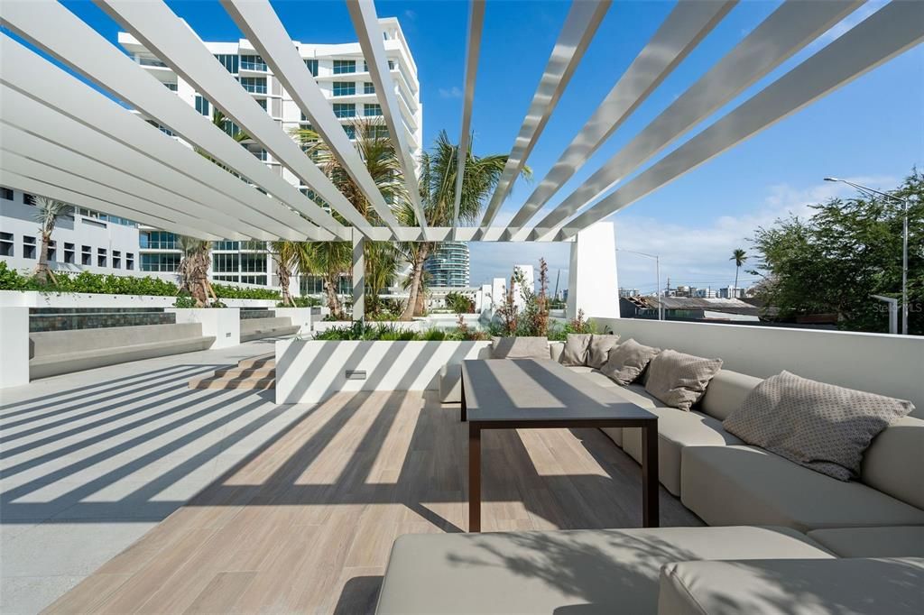 For Sale: $2,495,000 (3 beds, 3 baths, 2740 Square Feet)