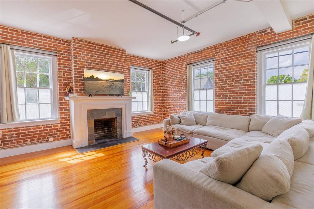 Recently Rented: $1,950 (1 beds, 1 baths, 625 Square Feet)