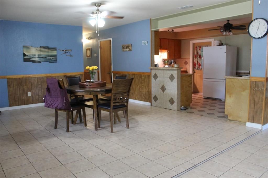 合同活跃: $209,000 (2 贝兹, 2 浴室, 1330 平方英尺)