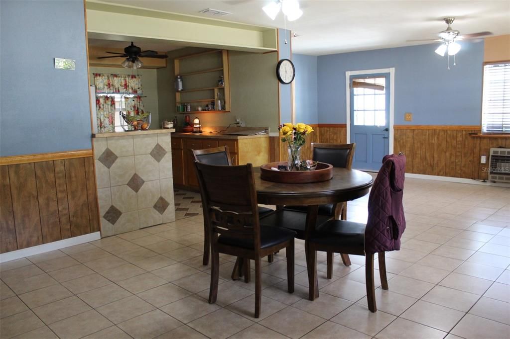 合同活跃: $209,000 (2 贝兹, 2 浴室, 1330 平方英尺)