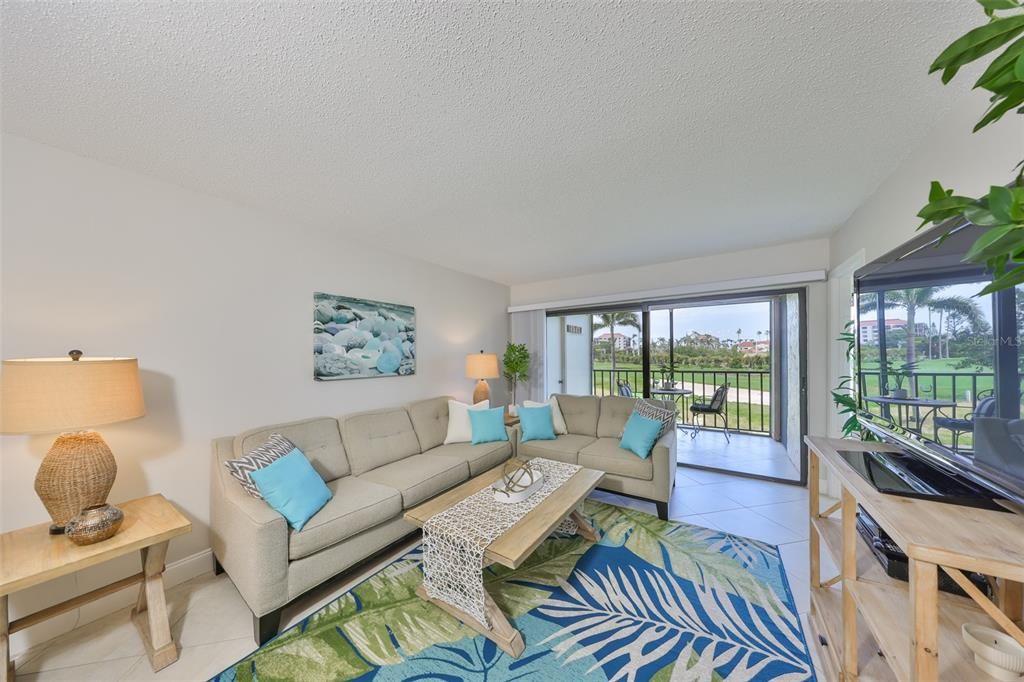 合同活跃: $299,000 (2 贝兹, 2 浴室, 915 平方英尺)