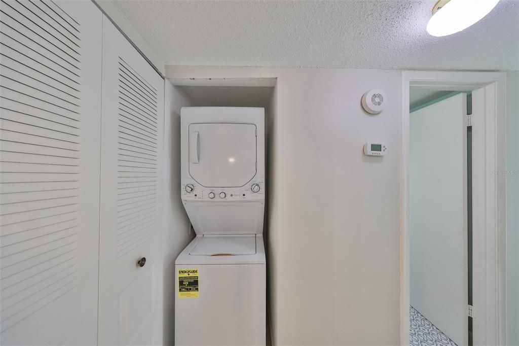 合同活跃: $299,000 (2 贝兹, 2 浴室, 915 平方英尺)