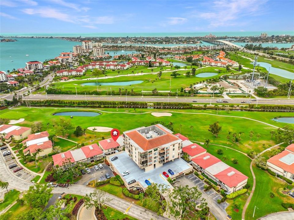 合同活跃: $299,000 (2 贝兹, 2 浴室, 915 平方英尺)