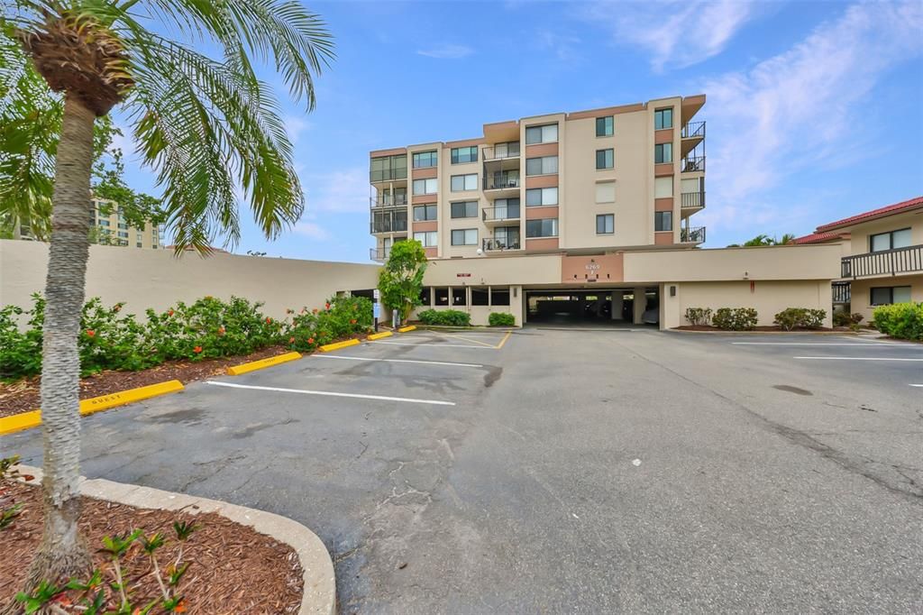 合同活跃: $299,000 (2 贝兹, 2 浴室, 915 平方英尺)