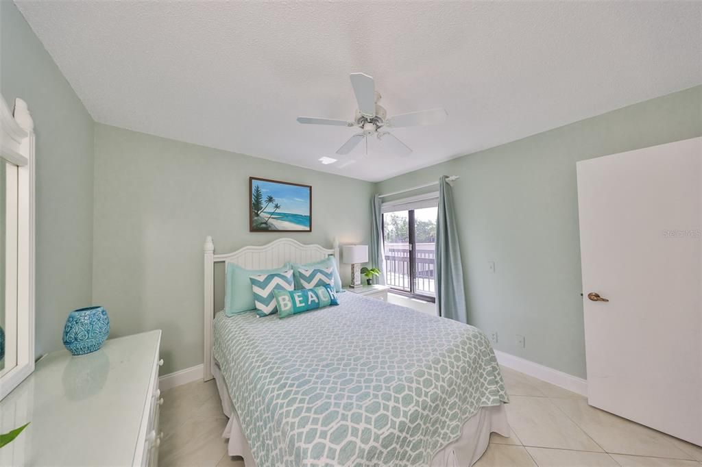 合同活跃: $299,000 (2 贝兹, 2 浴室, 915 平方英尺)