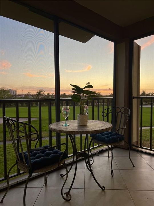 合同活跃: $299,000 (2 贝兹, 2 浴室, 915 平方英尺)