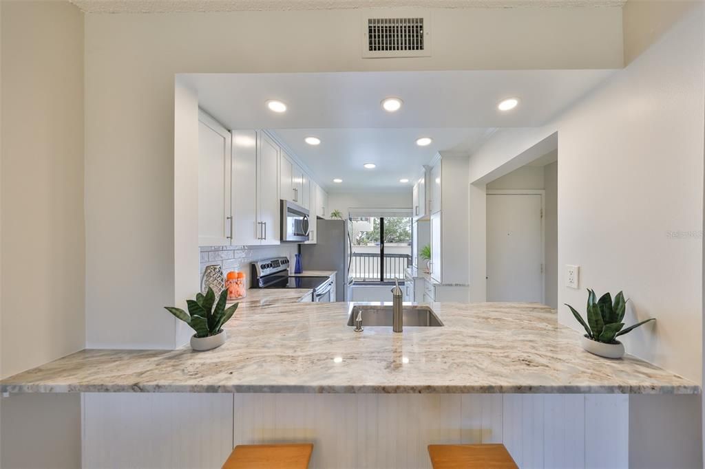 合同活跃: $299,000 (2 贝兹, 2 浴室, 915 平方英尺)