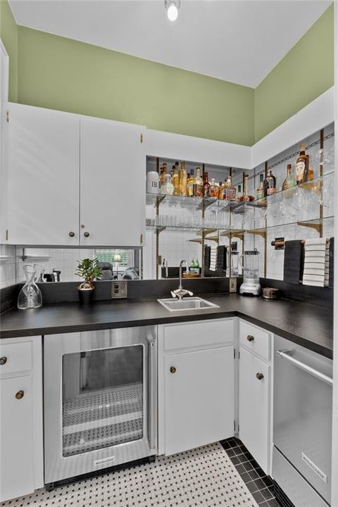 For Sale: $1,950,000 (5 beds, 4 baths, 4986 Square Feet)