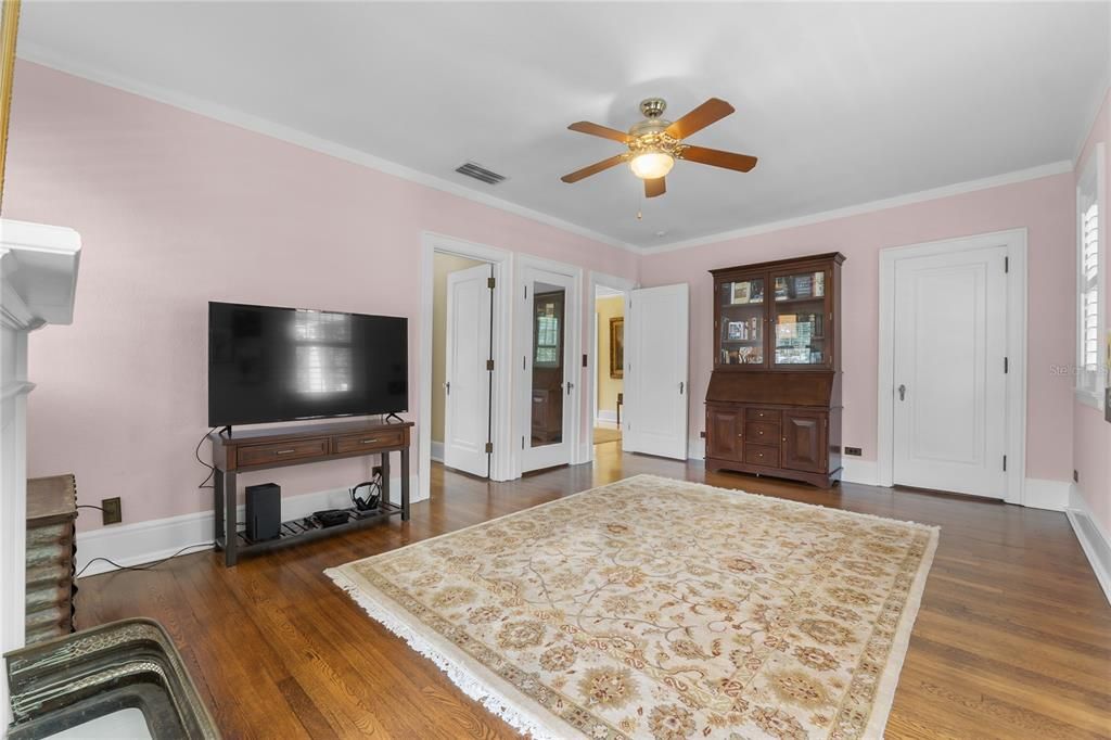 For Sale: $1,950,000 (5 beds, 4 baths, 4986 Square Feet)