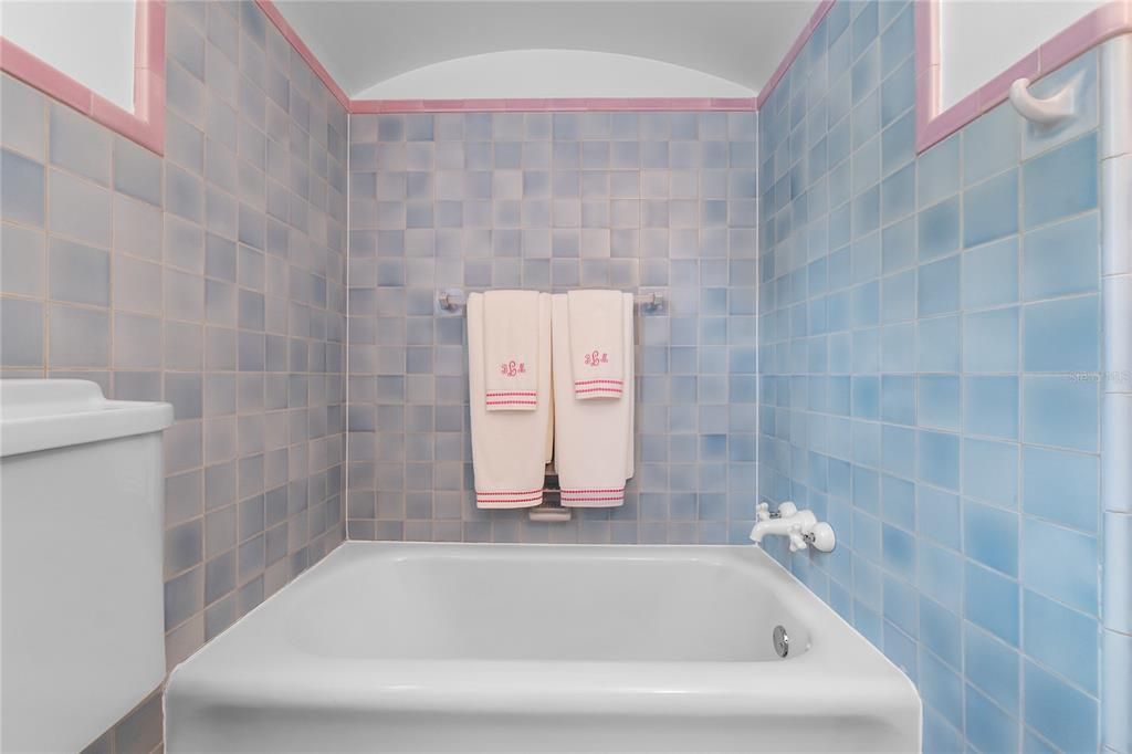 For Sale: $1,950,000 (5 beds, 4 baths, 4986 Square Feet)