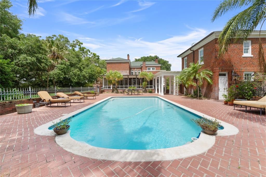 For Sale: $1,950,000 (5 beds, 4 baths, 4986 Square Feet)