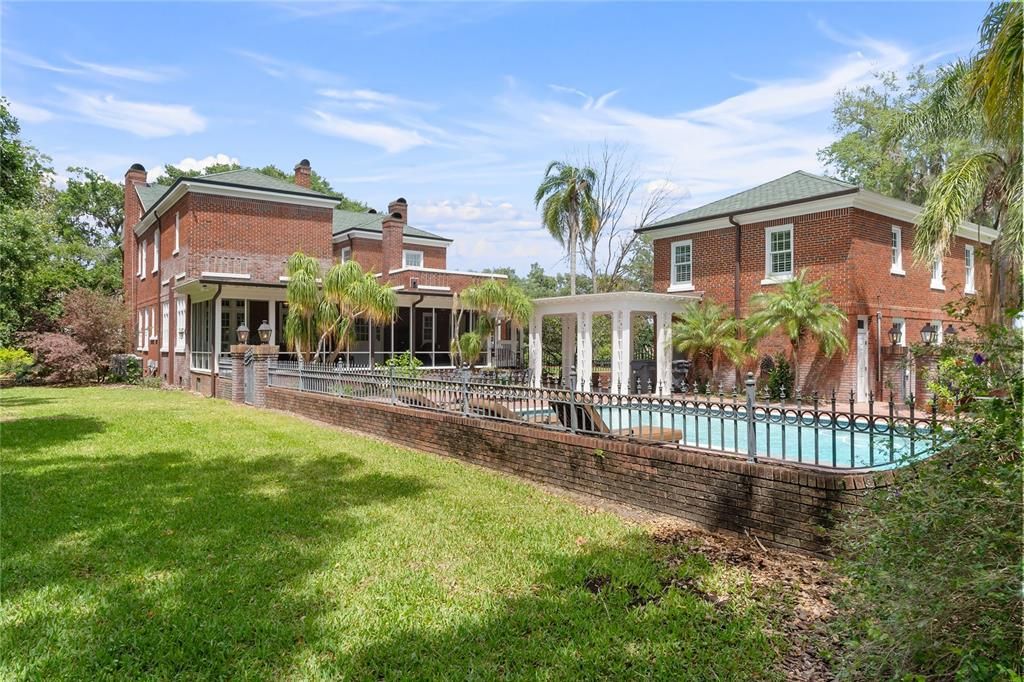 For Sale: $1,950,000 (5 beds, 4 baths, 4986 Square Feet)