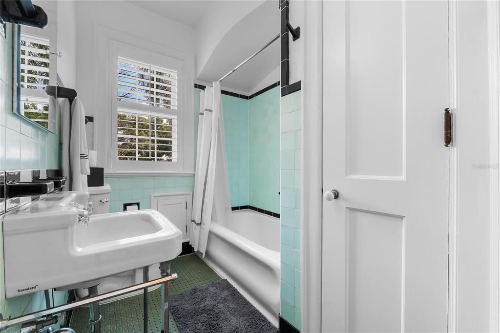 For Sale: $1,950,000 (5 beds, 4 baths, 4986 Square Feet)