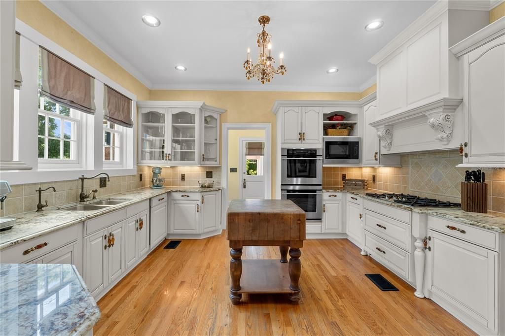 For Sale: $1,950,000 (5 beds, 4 baths, 4986 Square Feet)