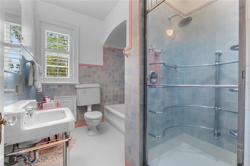 For Sale: $1,950,000 (5 beds, 4 baths, 4986 Square Feet)