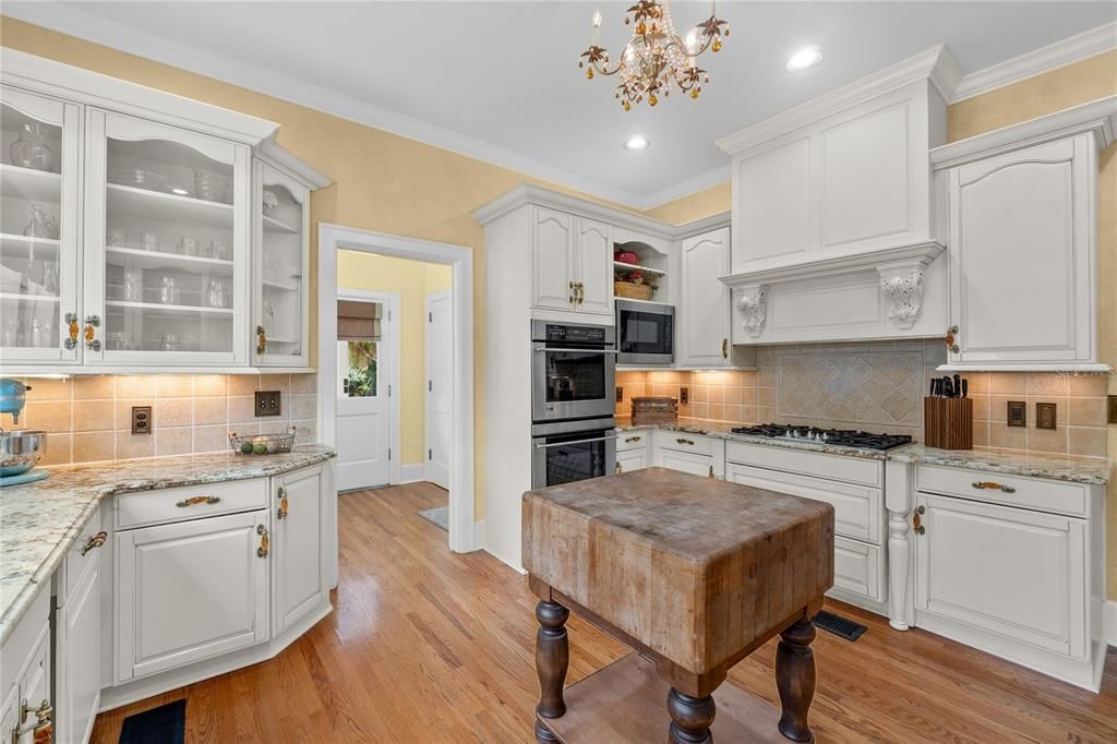 For Sale: $1,950,000 (5 beds, 4 baths, 4986 Square Feet)