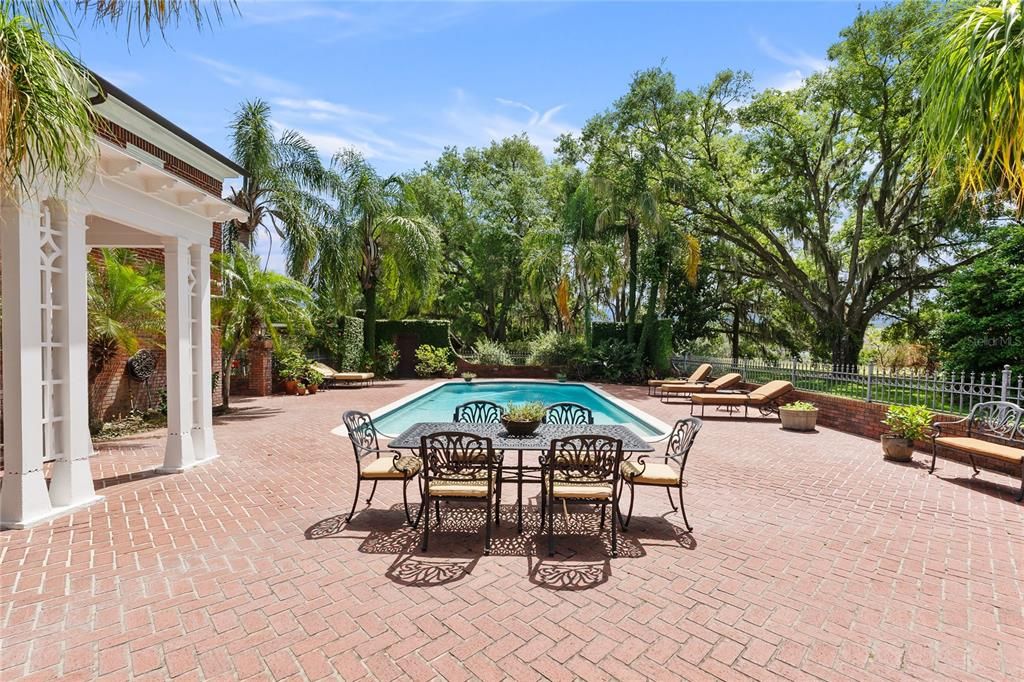For Sale: $1,950,000 (5 beds, 4 baths, 4986 Square Feet)