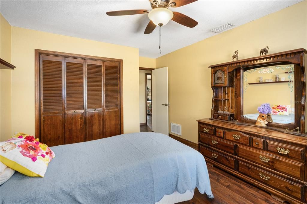 Activo con contrato: $370,331 (3 camas, 2 baños, 1986 Pies cuadrados)