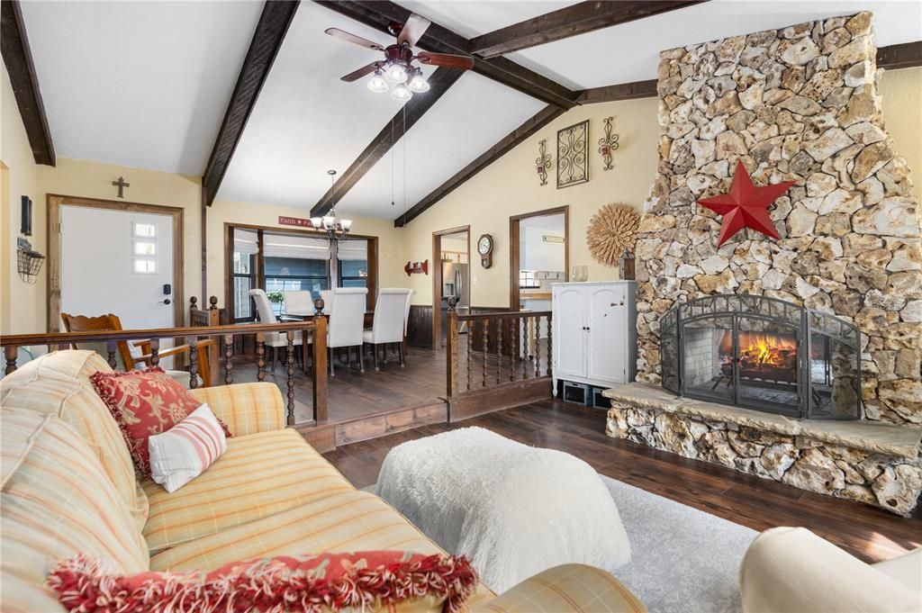 Activo con contrato: $370,331 (3 camas, 2 baños, 1986 Pies cuadrados)