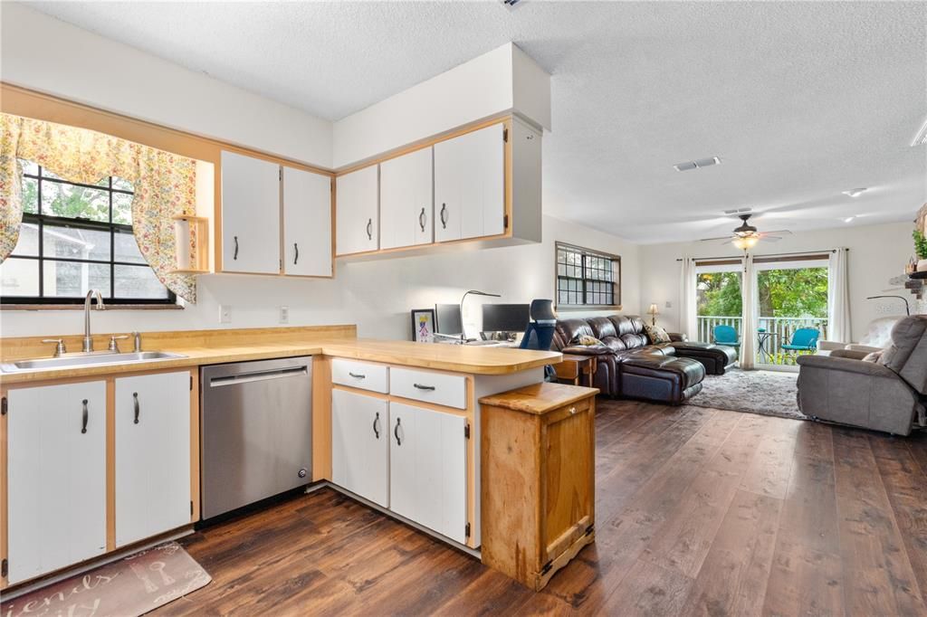 Activo con contrato: $370,331 (3 camas, 2 baños, 1986 Pies cuadrados)