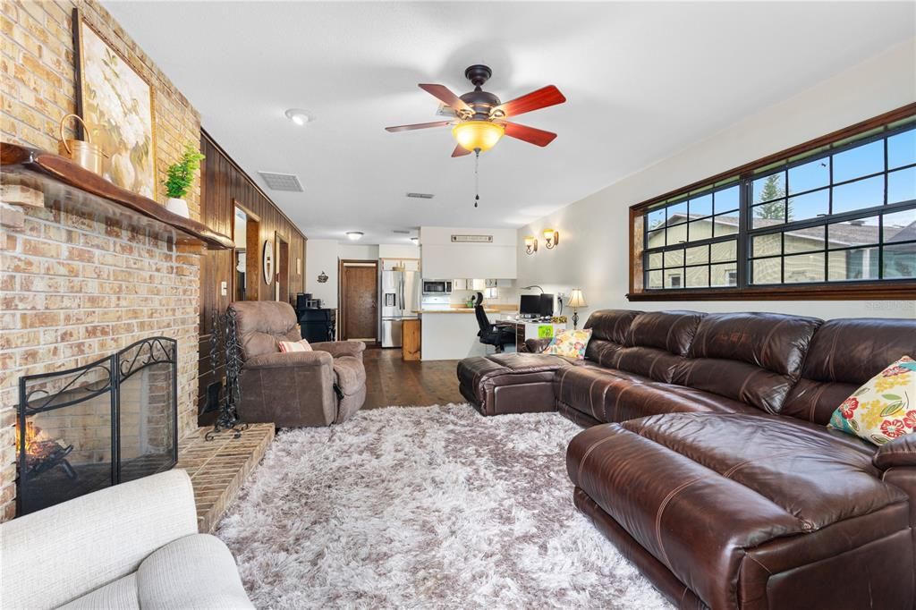 Activo con contrato: $370,331 (3 camas, 2 baños, 1986 Pies cuadrados)