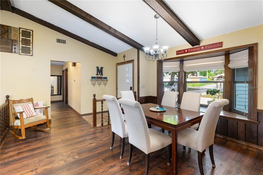 Activo con contrato: $370,331 (3 camas, 2 baños, 1986 Pies cuadrados)