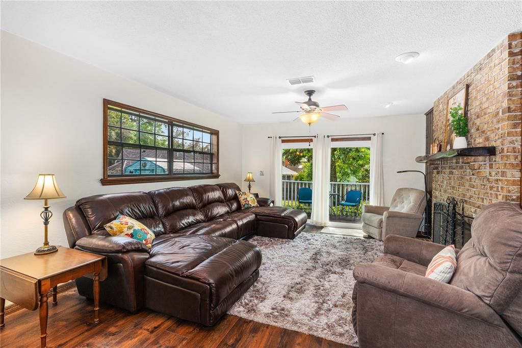 Activo con contrato: $370,331 (3 camas, 2 baños, 1986 Pies cuadrados)