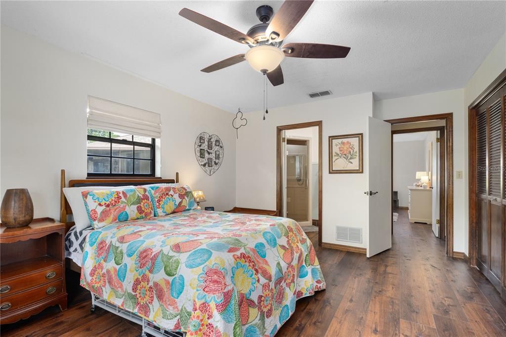 Activo con contrato: $370,331 (3 camas, 2 baños, 1986 Pies cuadrados)