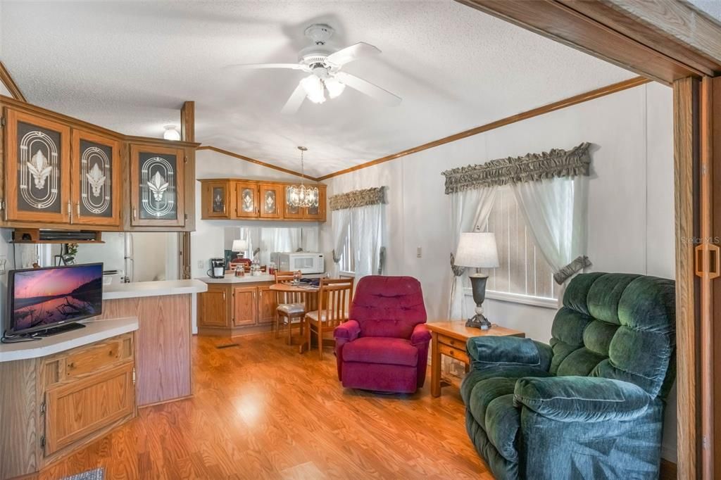 For Sale: $94,900 (2 beds, 2 baths, 805 Square Feet)