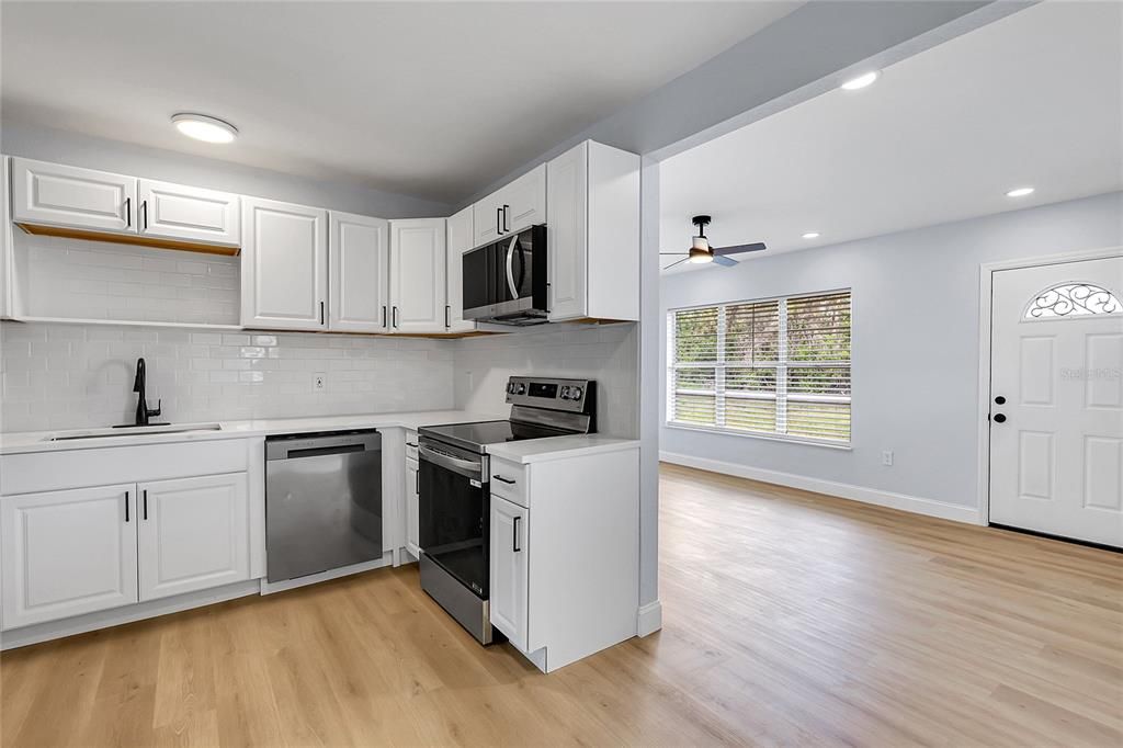 Active With Contract: $170,000 (3 beds, 1 baths, 864 Square Feet)