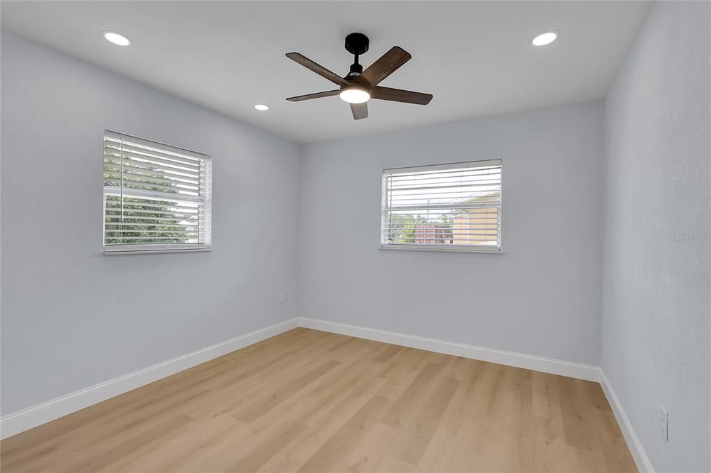 Active With Contract: $170,000 (3 beds, 1 baths, 864 Square Feet)