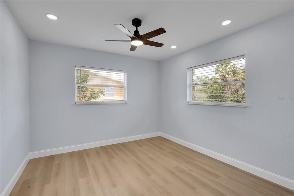 Active With Contract: $170,000 (3 beds, 1 baths, 864 Square Feet)