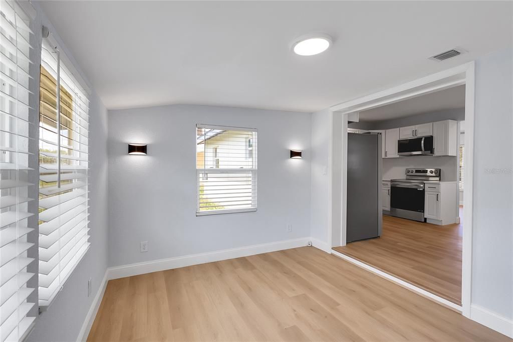 Active With Contract: $170,000 (3 beds, 1 baths, 864 Square Feet)