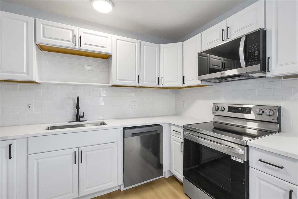 Active With Contract: $170,000 (3 beds, 1 baths, 864 Square Feet)